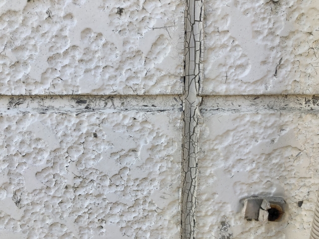 外壁に施工されたシーリングの劣化症状と見分け方